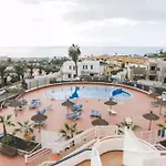 Views, International Channels, A-c, Pool, Bar אדחה